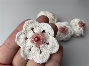 Hæklet blomst - hvid med rosa perler, 6 stk.
