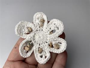 Hvid hæklet blomst med små sten / perler
