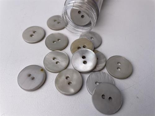 Poleret perlemorsknap - sølvgrå og blank, 18 mm