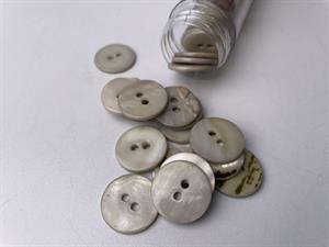 Poleret perlemorsknap - blid gråbeige og blank, 18 mm