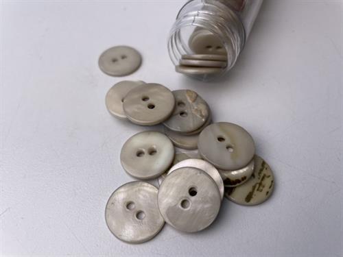 Poleret perlemorsknap - blid gråbeige og blank, 18 mm