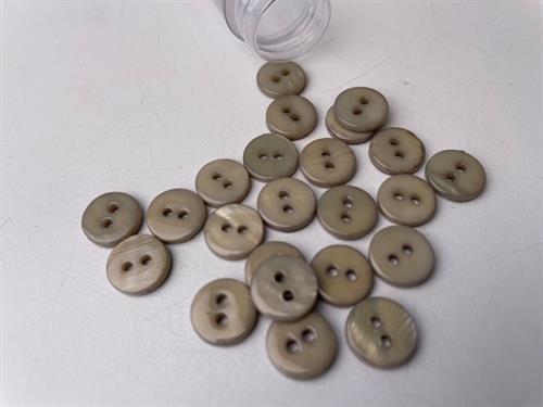 Poleret perlemorsknap - lys gråbrun og blank, 10 mm