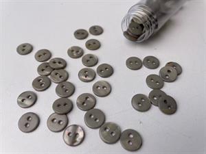 Poleret perlemorsknap - blid grå og blank, 9 mm