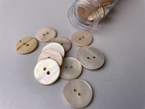 Poleret perlemorsknap - pudder og blank, 18 mm