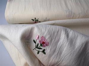 Fastvævet bomuldsvoile - yndige broderede blomster på ecru bund