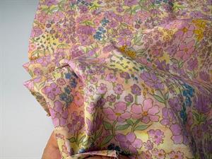 Fastvævet bomuldsvoile - yndige blomster i forårsfarver