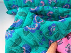 Fastvævet quiltet gauze - smukke motiver i intens petrol og pink, vendbar