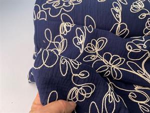 Dobbelt gauze - broderede blomster på marineblå bund