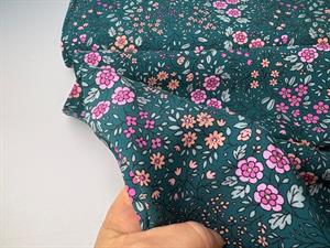 100% ECOVERO™ - unikke blomster på petrolgrøn bund