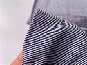 Bomuldsjersey - mikro striber i marineblå/offwhite