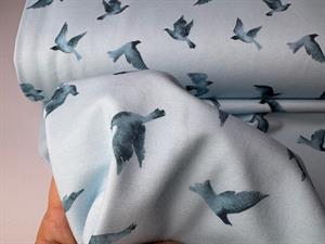 Bomuldsjersey - flotte fugle på lyseblå bund