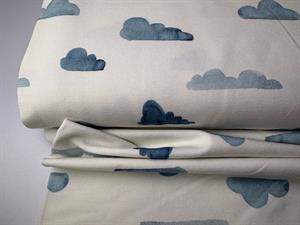 Bomuldsjersey - fine skyer i blå toner