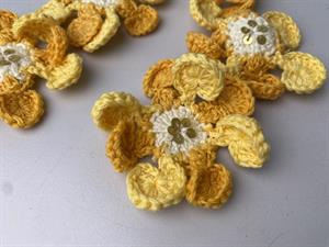 Hæklet blomst - gul, orange og hvid med guld pailletter, 3 stk.