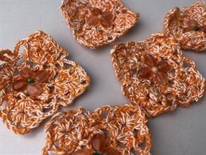Hæklet symærke - orange med små sten, 3 stk.