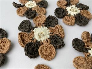 Hæklet blomst - brun og hvid med rosegold pailletter, 3 stk.