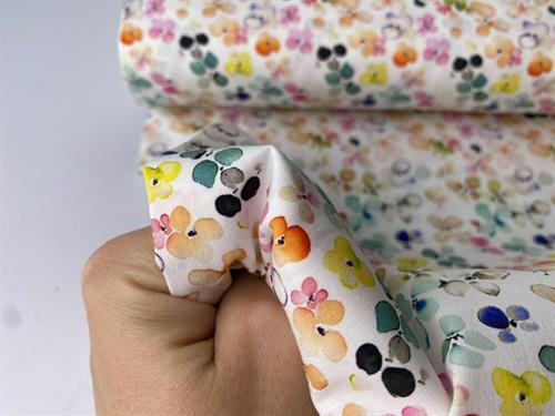 Fastvævet bomuldspoplin - skønne blomster i klare akvarel toner