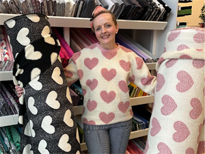 Teddy pels - offwhite med stort rosa hjerte