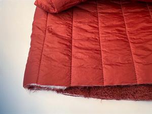 Fastvævet quiltet stof - burnt sienna med pelset bagside