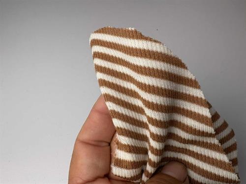 Undertøjsuld med silke - drop needle i camel / offwhite