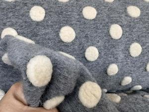 Uld filt - big fluffy dots grey