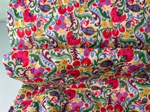 Quiltet stof - kunstneriske blomster i friske farver