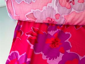 Vævet viscose - hot pink og store flotte blomster
