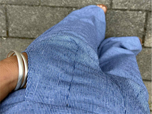 Let bomuld - crinkle vævet med smalle blå striber