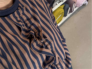 Fastvævet bomuld - garnfarvet og stribet i marineblå / brun