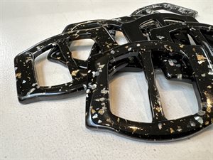 Spænde - kantet i sort med sølv og guld 