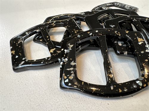 Spænde - kantet i sort med sølv og guld 