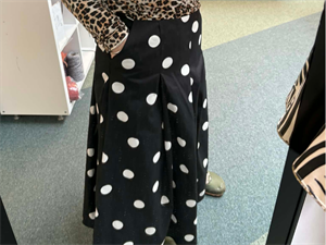 Vævet bomuldspoplin - hvide polkaprikker på sort bund