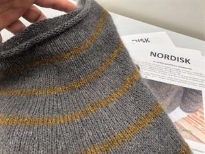 NORDISK MELLEM strikkeopskrift - stribet, rar og rummelig