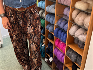 Fastvævet polyester med stræk - snake print