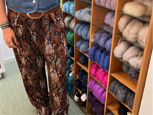 Fastvævet polyester med stræk - snake print