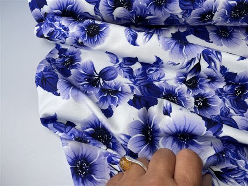 Bomuldsjersey - flotte blålilla blomster på hvid bund