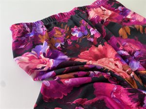 Viscosejersey - blomster i rødlige farver på mørkeblå bund