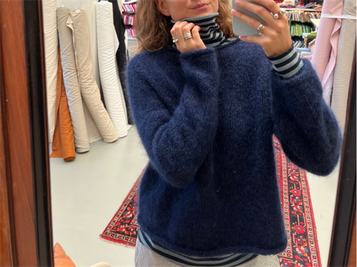 Kit til PetiteKnit Ivy Sweater - smørblød i fantastisk flot marineblå