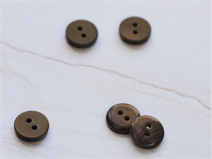 Corozo button fra mind the maker - umber, 11 mm